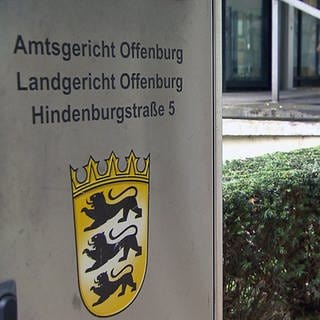 Ein Schild vor einem Gebäude mit der Aufschrift Amtsgericht und Landgericht Offenburg