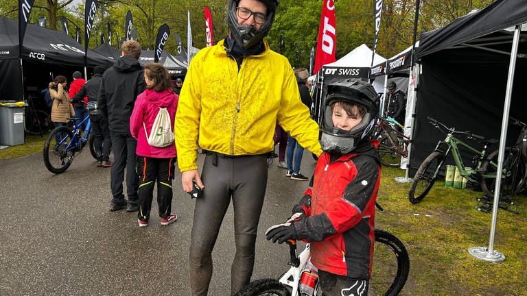 Neben dem Dreisamstadion laden Fahrradhändler und -fans zum gucken, anfassen und selbst testen ein.