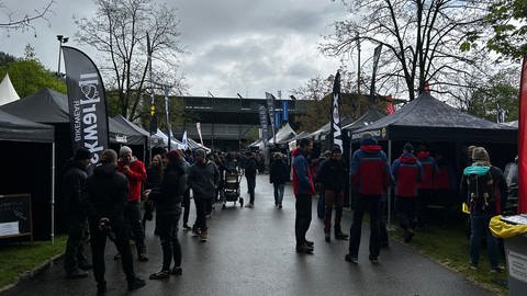 Neben dem Dreisamstadion laden Fahrradhändler und -fans zum gucken, anfassen und selbst testen ein.