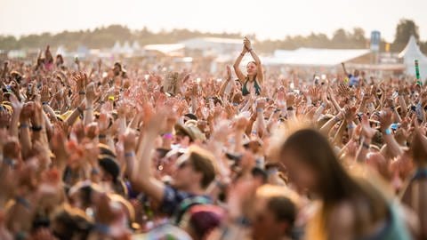 Besucherinnen und Besucher verfolgen den Auftritt der deutschen Indie-Pop-Band "Provinz" auf dem Southside Festival 2023.