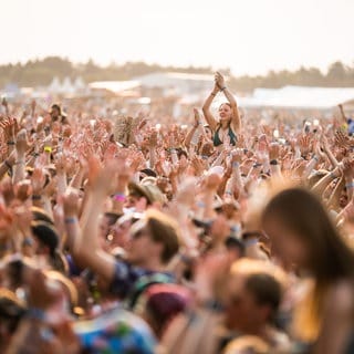 Besucherinnen und Besucher verfolgen den Auftritt der deutschen Indie-Pop-Band "Provinz" auf dem Southside Festival 2023.