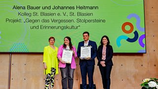 Johannes Heitmann (2.v.r) und Alena Bauer (2.v.l) vom Kolleg St. Blasien ausgezeichnet