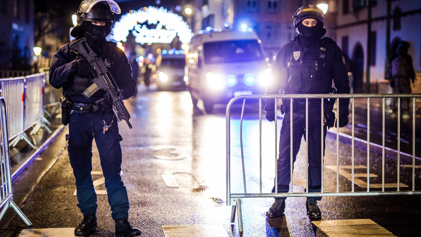 Einsatzkräfte der Polizei sicherten im Dezember 2018 einen Eingang zur Altstadt und zum Weihnachtsmarkt.