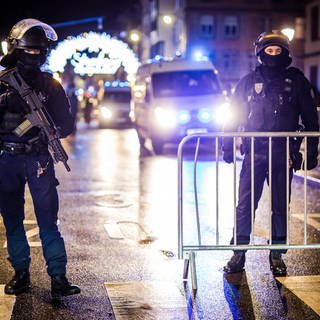 Einsatzkräfte der Polizei sicherten im Dezember 2018 einen Eingang zur Altstadt und zum Weihnachtsmarkt. 