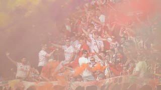 Freiburgs Fans zünden Rauchbomben.