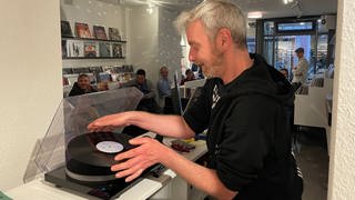 Einmal im Monat zusammen Platten hören und in die Melodien eintauchen. Der Plattenladen in Freiburg feiert alte und neue Vinyl-Schätze. 