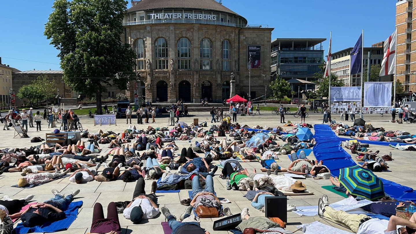 Es geht um mehr Hilfen und Sichtbarkeit: Mit einer Demo im Liegen haben mehr als 150 Menschen in Freiburg auf die Erkrankung ME/CFS aufmerksam gemacht. Betroffene sind häufig chronisch erschöpft.
