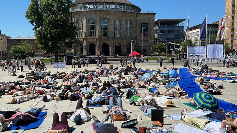 Es geht um mehr Hilfen und Sichtbarkeit: Mit einer Demo im Liegen haben mehr als 150 Menschen in Freiburg auf die Erkrankung MECFS aufmerksam gemacht. Betroffene sind häufig chronisch erschöpft.