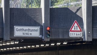 Am Gotthard-Tunnel steht die Ampel auf Rot. 