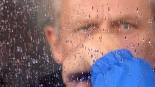 Christian Streich hinter Regenfenster - Die Fans weinen um "ihren" Trainer (Symbolbild)