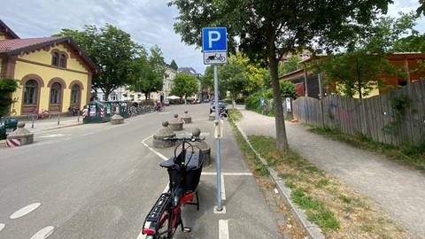 Ein Lastenrad auf einem Lastenrad-Parkplatz vor einer Freiburger Kita