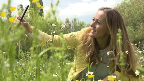 Nina Spiegel informiert als Content Creatorin über Bienen und Biodiversität.