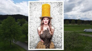 Imkerin Nina Spiegel mit Bienen als Kleid