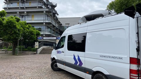 Wir waren mit unserem Reportagewagen vor dem Rheinfelder Rathaus und haben Passanten zum Wohnungsmarkt befragt.