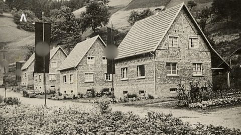 Eine Häuserreihe der Siedlungsgemeinschaft Wolfach-Oberwolfach von 1936. Große Gärten haben den dort lebenden Menschen möglich machen sollen, sich in Zeiten des von Adolf Hitler geplanten Kriegs selbst versorgen zu können.
