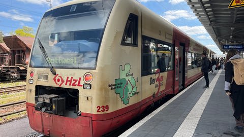 Ringzug macht Halt am Bahnhof in Villingen