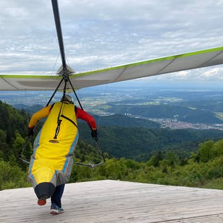 Bei klarer Sicht fliegen die Teilnehmerinnen und Teilnehmer vom Kandel los. Sie blicken auf ein wolkenloses Panorama.