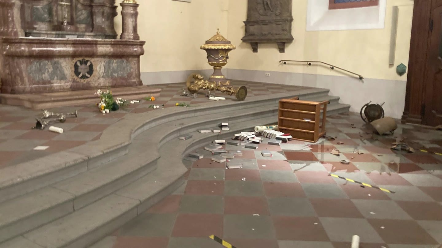 In einer Kirche in Baden-Württemberg wurde randaliert. Blumen, Gesangbücher und Vasen liegen auf dem Boden