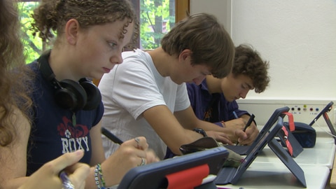 Schüler arbeiten am Tablet