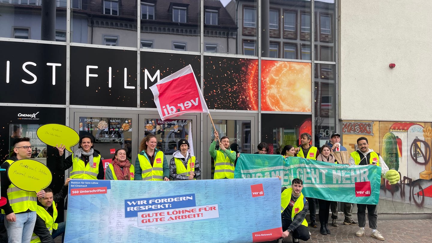Mit einem Warnstreik vor dem CinemaxX in Freiburg wollen die Kino-Beschäftigten ein Einstiegsgehalt von 14 Euro erreichen.