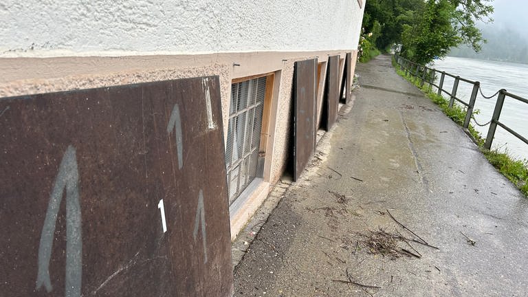 Der Kreis Waldshut ist auf ein mögliches Hochwasser vorbereitet. Die Rheinuferwege sind gesperrt und Sandsäcke liegen vor Kellerfenstern.