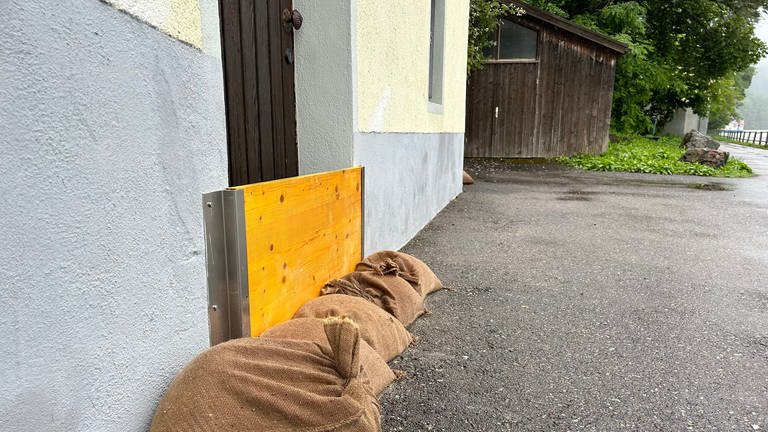 Der Kreis Waldshut ist auf ein mögliches Hochwasser vorbereitet. Die Rheinuferwege sind gesperrt und Sandsäcke liegen vor Kellerfenstern.