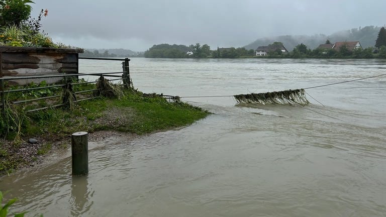 Der Kreis Waldshut ist auf ein mögliches Hochwasser vorbereitet. Die Rheinuferwege sind gesperrt und Sandsäcke liegen vor Kellerfenstern.