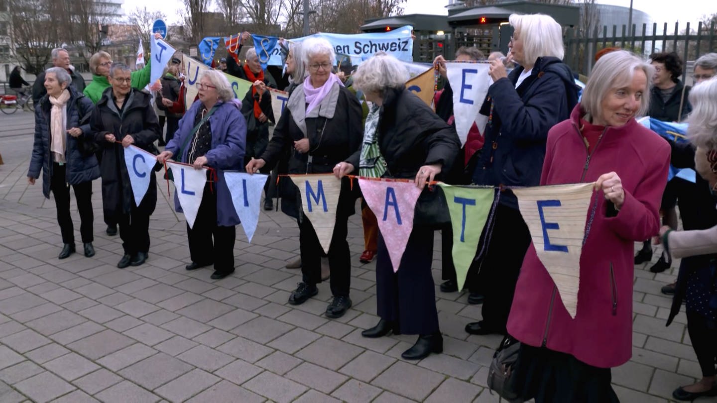 Eine Gruppe von älteren Frauen protestiert für die Einhaltung der Klimaziele.