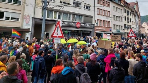 Tausende Menschen demonstrieren in Freiburg Sonntag (2.6.2024) gegen Rechtsextremismus. 