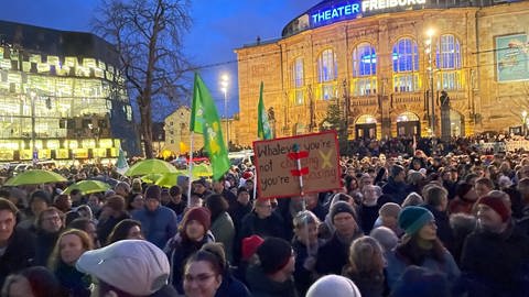Verschiedene politische Jugendorganisationen hatten für den frühen Mittwochabend zu einer Kundgebung aufgerufen. Gemeinsam soll ein Zeichen gegen Rechts gesetzt werden. Tausende Teilnehmende wurden in Freiburg erwartet, mehr als 5.000 Menschen sind laut Polizei gekommen. 