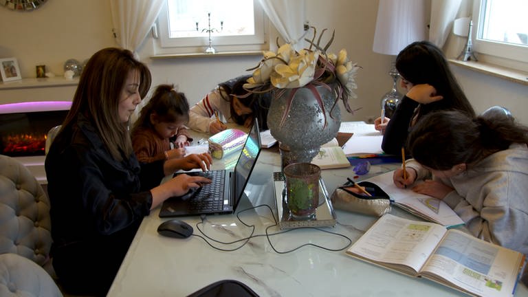 Nisrine Fiaad drückt gemeinsam mit ihren vier Töchtern die Schulbank. Berufschule, Ausbildungsbetrieb. Zuhause dann: Berichtsheft und Hausaufgaben.