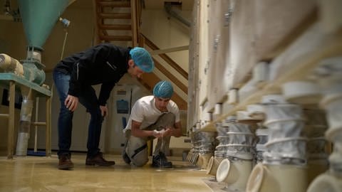 Archivbild: Antont Welzhofer während seiner Ausbildung in der Rubinmühle in Lahr-Hugsweier.