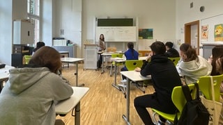 Eine Vorbereitungsklasse der Freiburger Karlschule hat gerade Deutschunterricht.