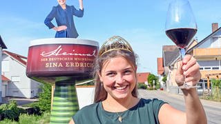 Die scheidende Deutsche Weinkönigin Sina Erdrich aus Durbach (Ortenaukreis) will sich weiter für die Branche einsetzen.
