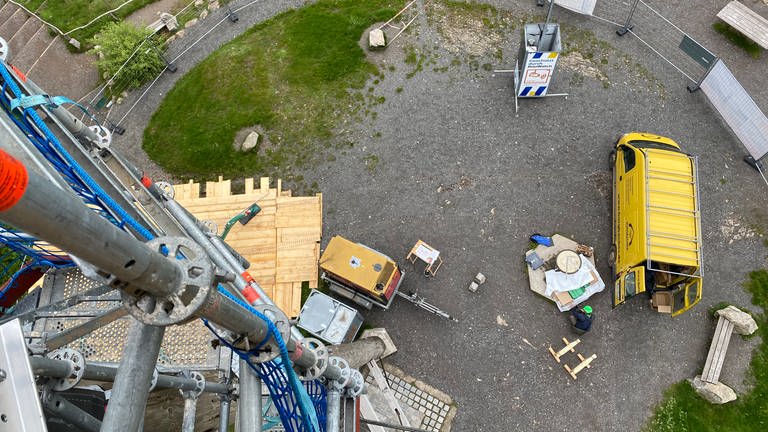 Gearbeitet wird zum Teil in großer Höhe. Der gesamte Schauinslandturm ist 31 Meter hoch, die Hauptplattform liegt etwa 22 Meter über dem Boden. (SWRRobert Wolf)