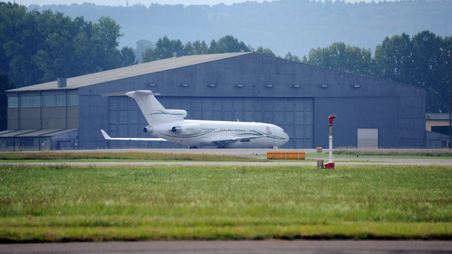 Ein Flugzeug steht auf dem Flughafen Lahr.