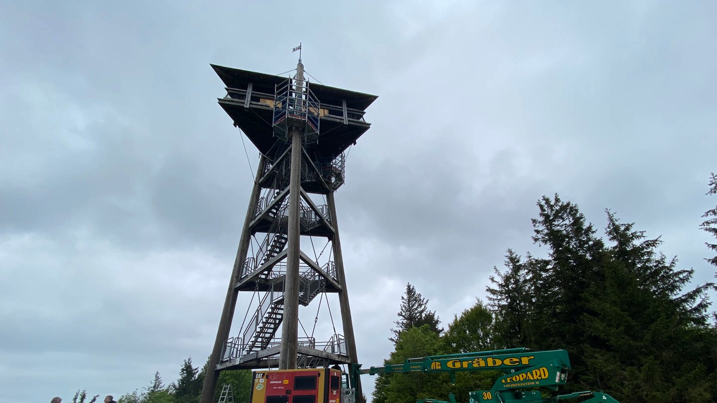 Am beliebten Besuchermagnet auf dem Gipfelplateau wird aktuell mit Hubsteigern und Gerüsten gearbeitet. Die Holzplattformen werden nach Ende der Arbeiten wieder abgebaut. (Robert Wolf/SWR)