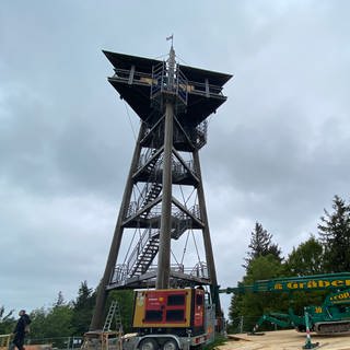 Am beliebten Besuchermagnet auf dem Gipfelplateau wird aktuell mit Hubsteigern und Gerüsten gearbeitet. Die Holzplattformen werden nach Ende der Arbeiten wieder abgebaut. (Robert WolfSWR)