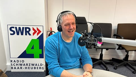 City Manager Thomas Herr vor dem Mikrophon im SWR Radiostudio in Villingen-Schwenningen. 
