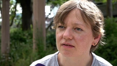 Frau in Freiburg wird interviewt