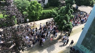#IchStehAuf-Aktion für Demokratie und Vielfalt an Lörracher Schulen - dicht gedrängt stehen die Schülerinnen und Schüler bei der Menschenkette  