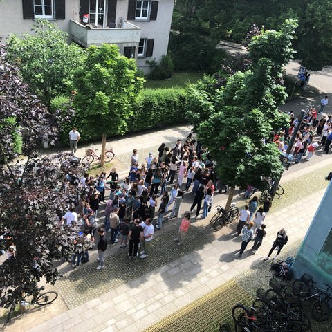 #IchStehAuf-Aktion für Demokratie und Vielfalt an Lörracher Schulen - dicht gedrängt stehen die Schülerinnen und Schüler bei der Menschenkette  