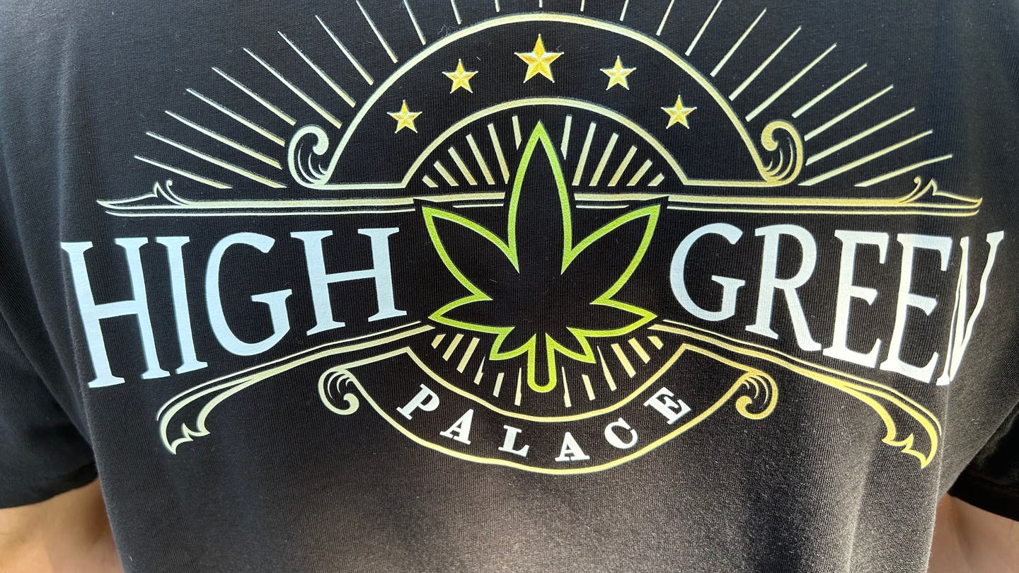 Das Logo des Lahrer Cannabis-Clubs „High Green Palace“ aufs T-Shirt gedruckt.