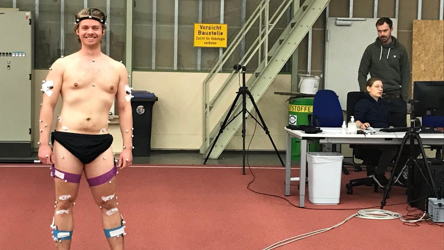 Biomechanik-Student Alexander Hahn wurden an seinen Körper 120 Marker geklebt.