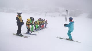 Kinder am Feldberg lernen Skifahren bei einem kostenlosen Skikurs der Wintersportschule Thoma