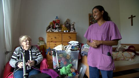 Zwei Frauen lachen in einem Heim für psychisch Erkrankte
