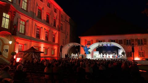 Rund 400 Zuschauerinnen und Zuschauer hörten die Oper "Tosca" im Hof von Schloss Beuggen.