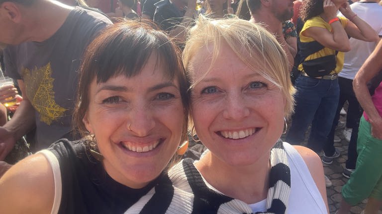 SWR-Reporterin Nadine Zeller (rechts) war mittendrin. Zusammen mit einer Freundin, Annika Fritz (links) haben sie die Bands gefeiert und ein paar Fotos gemacht.