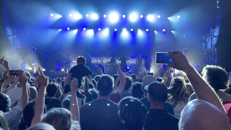 Der Münsterplatz bebt! Von jung bis alt feiert das Publikum den Musik-Star.