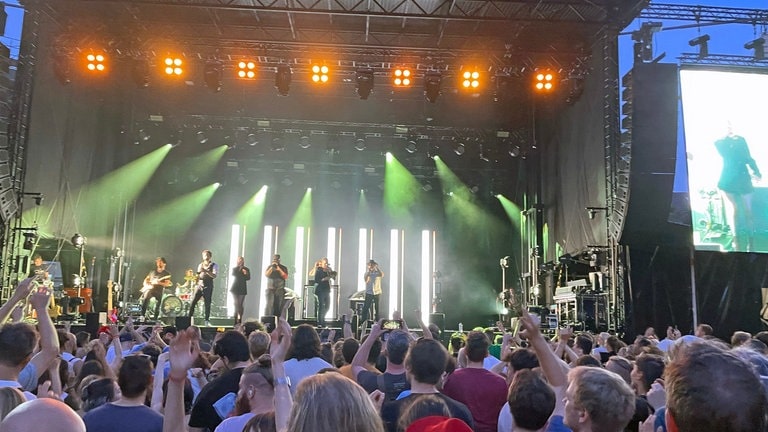 Die Blasinstrument-Techno-Band "Meute "aus Hamburg steht als Vorband von Parov Stelar auf dem Münsterplatz in Freiburg auf der Bühne.